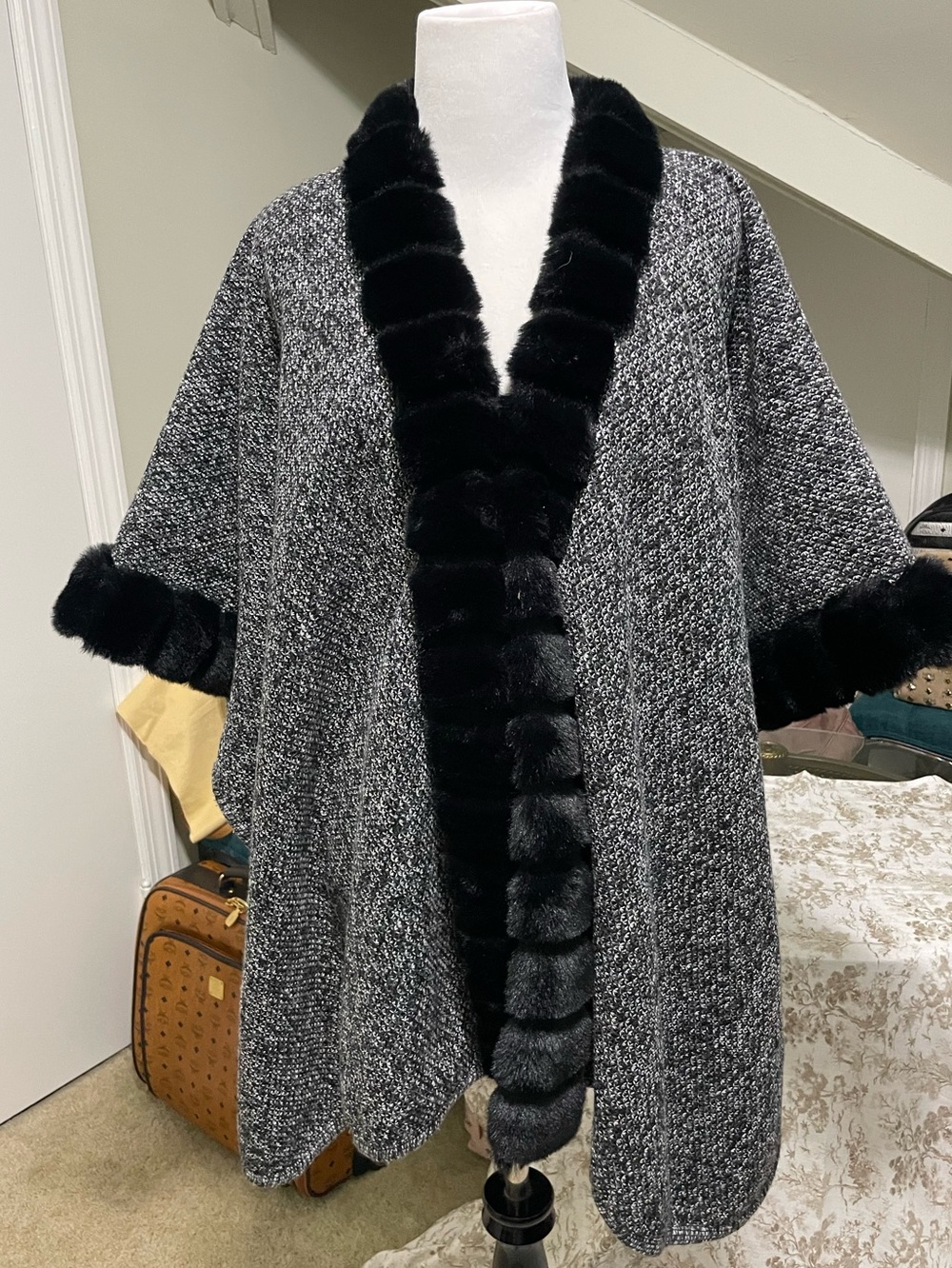 Women’s Gray Knit Faux Fur Trim Robe - Black Trim